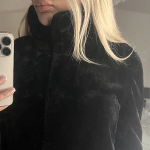 Fuskpäls jacka - Fin och knappt använd 