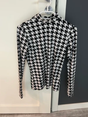 Topp - Topp från amisu använd bara en gång. Fin och bekväm material. Normal i storlek. 