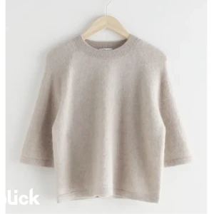 Trekvartsärmad stickad tröja - Populära tröja från other stories, kan användas till nästan allt. Sjukt fin till vardags