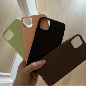 iPhone skal - 4 st iPhone skal ifrån holdit. Alla 4 för 100kr, brun rosa svart och grön💕