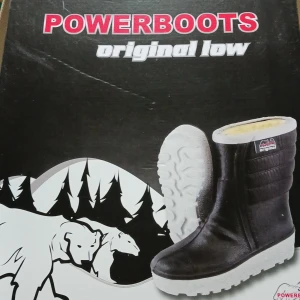 Stövlar  - Bekväma och fluffiga stövlar som tidigare varit använda. Är i bra skick utan några skador och liknande. Köpt för 1100