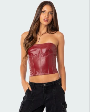 Röd lädertopp  - Röd läder topp från edikted! Helt ny, as snygg. Säljes endast då den är lite för liten på mig! Ordinarie pris 1200 mitt pris 350!