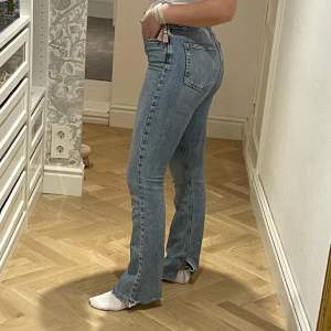Snygga jeans från Zara i storlek 36😍 Fin detalj med en slits ner till🤩