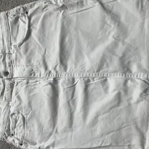 vit jeans kjol som är stretchig från cubus lite defekter i sömmarna längst ner men inget som märks av eller syns 