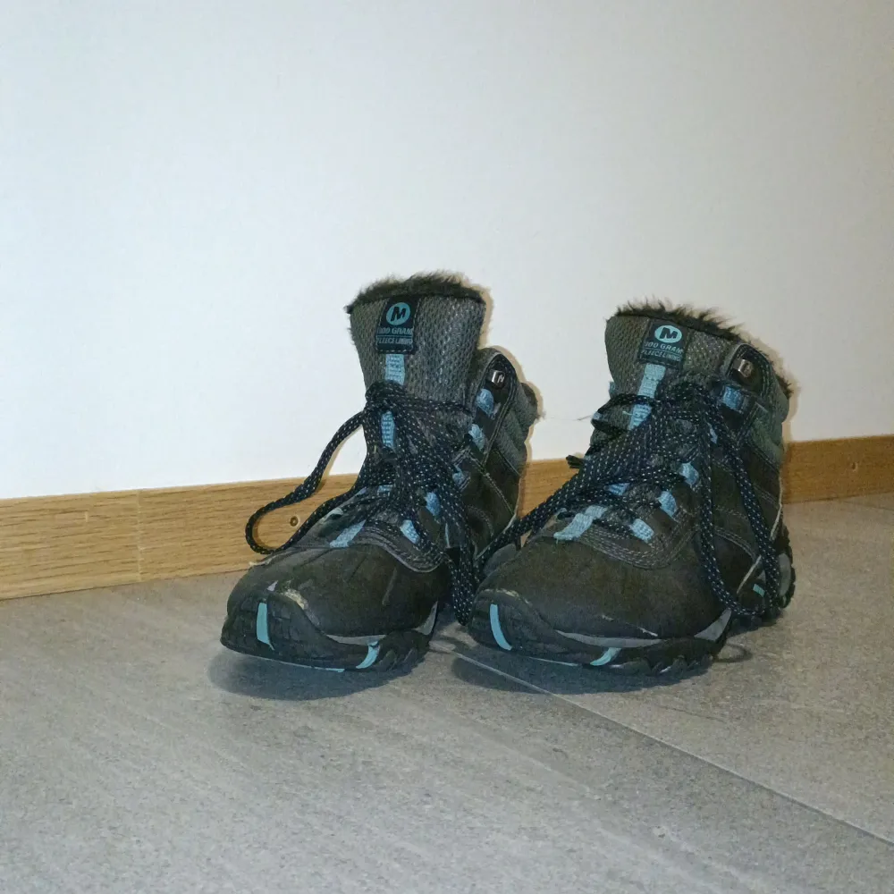 Fina,svart/blåa,varma,fodrade vinterskor dock en två små skardor på ena skon storlek 36. Skor.