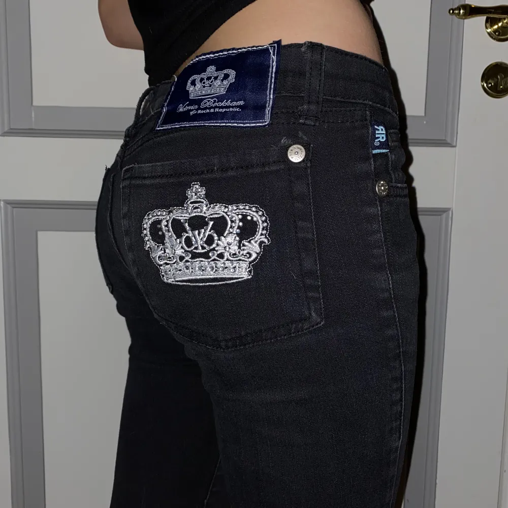 Ett par super fina lågmidjade äkta Victoria Beckham jeans är nu till salu i bra skick, jag blev tyvärr tvungen att sälja dem för de börjar bli på gränsen till för små. Hör gärna av er vid frågor eller funderingar men även om ni vill ha mer bilder!💕. Jeans & Byxor.