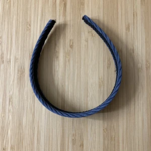 Diadem  - Jag säljer detta diadem pga att det inte kommer till användning helt oanvänt och det finns inga tecken på användning, diademet har en damblå färg och köptes för typ 80kr säljer för drygt 30kr. Lägg gärna prisförslag och kontakta gärna mig vid intresse,