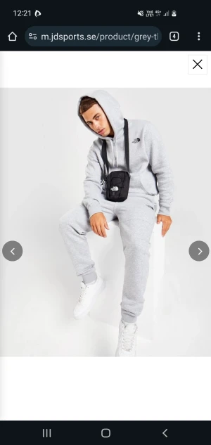 North face dress grå i stl L helt ny med prislapparna på - Köpte fel Stl så måste sälja en grå north face dress från junkyard i stl L den kostar 2000 kr ny 