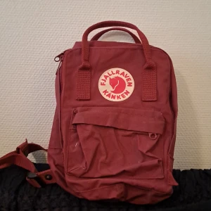 Fjällräven väska  - Mini ryggsäck frön fjällräven. Vid funderingar skicka gärna pm. Pris är diskuterbart. 😊💖
