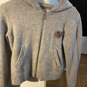 Zadig Voltaire tröja  - Säljer denna as snygga Zadig tröjan då den är lite för lite, men de är den i storleken. Lite nopprig men inget märkvärdigt, går att pilla bort. Köpt från 12-13 år men man kan välja själv för man kan ha den kort också vilket jag tycker är väldigt snyggt❤️