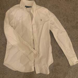 Snygg vit skjorta från Ralph Lauren. Storlek 8 men ser ut som en S ungefär. Buda!