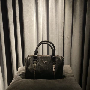 Zadig & voltaire väska - En jättefin zadig väska i mellan storlek! Fint skick och Axelremsband medföljer! Hör av er vid frågor!💕