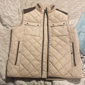 Grisch väst från Zara man - Hej! Nu säljer jag denna stilrena väst som är från Zara Man, den är i storlek L men sitter mera som en m. Är öppen för bud.