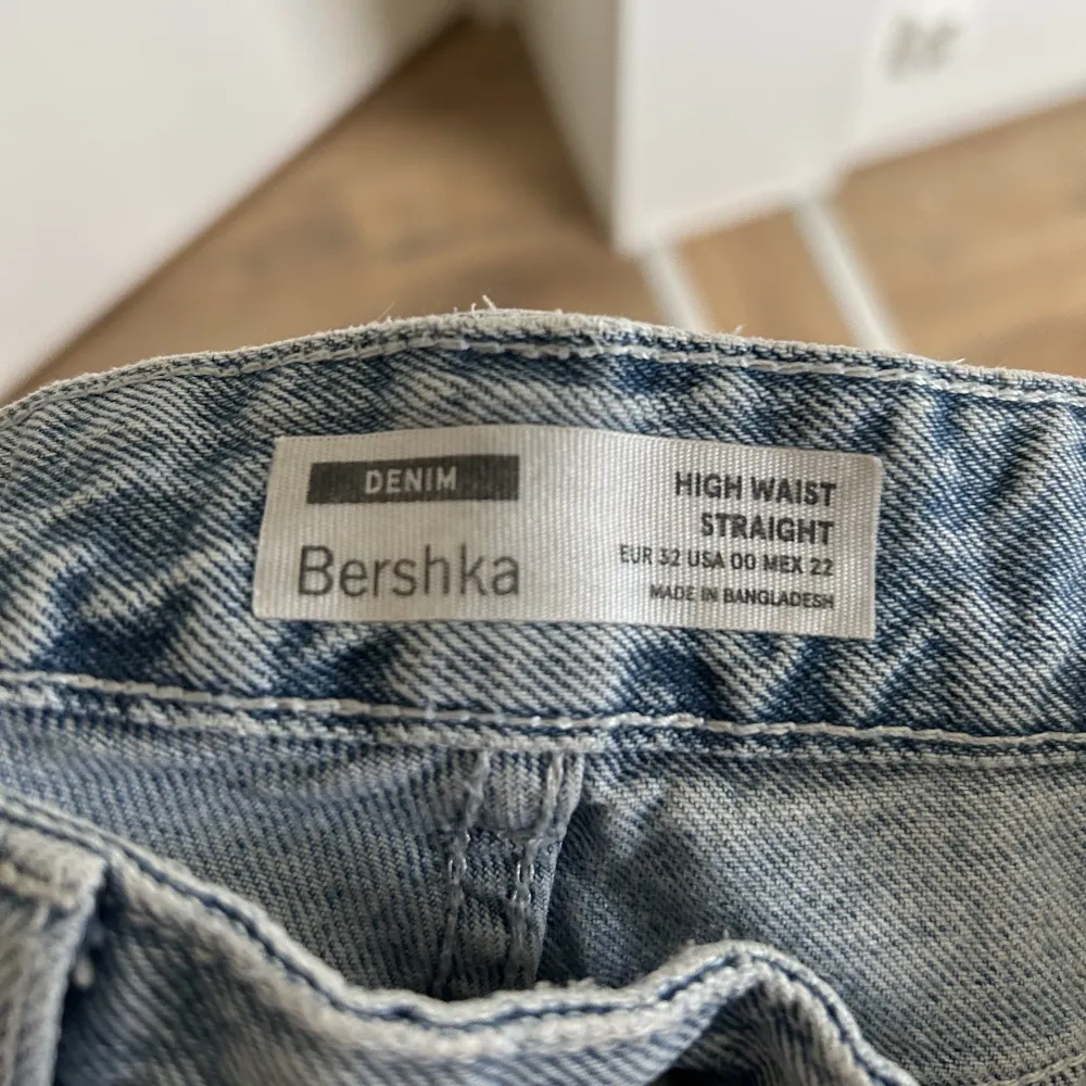 Super snygga BERSHKA jeans i rak modell! Bra kvalite, billigt pris. . Jeans & Byxor.