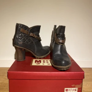 Coola vintage boots klackar - Säljer dessa extremt coola vintage bootsen från Mustang. Har en cowboy vibe till sig och går att styla extremt coolt. Väldigt fint skick.