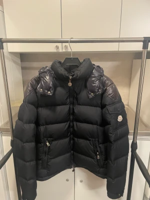 Moncler Chevalier - Säljer denna Moncler Chevalier jacka, den är i bra skick, saknar endast cartoon. Den är i storlek 2, vilket motsvarar ungefär M!  