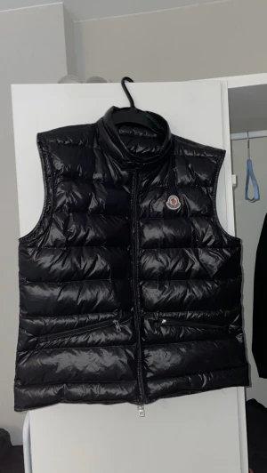 Moncler gui gilet väst - Nästan helt ny moncler väst i storlek 2 s/m herr, passar även tjej i storlek L original gympåse följer med! säljer för 1500kr fri frakt. skriv vid intresse eller funderingar