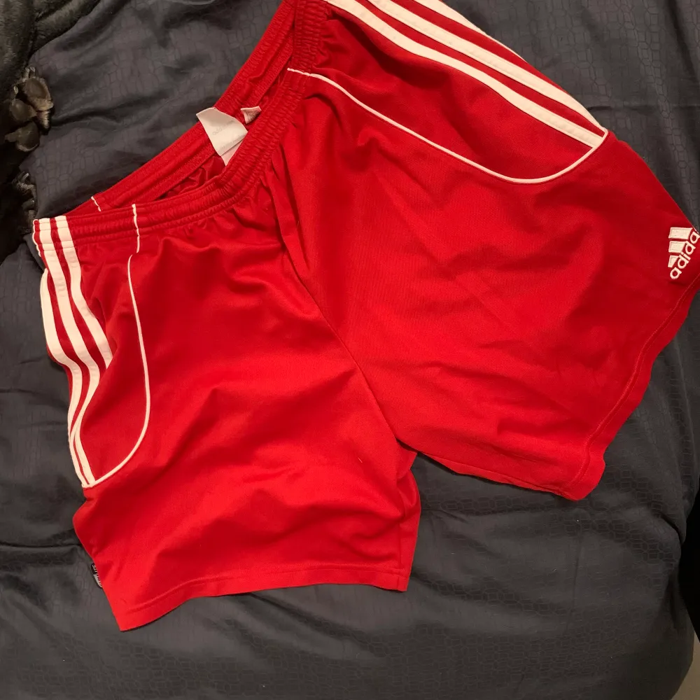 Säljer dessa sköna röda shorts som passar perfekt till fotboll eller annan typ av träning. I bra skick. Shorts.