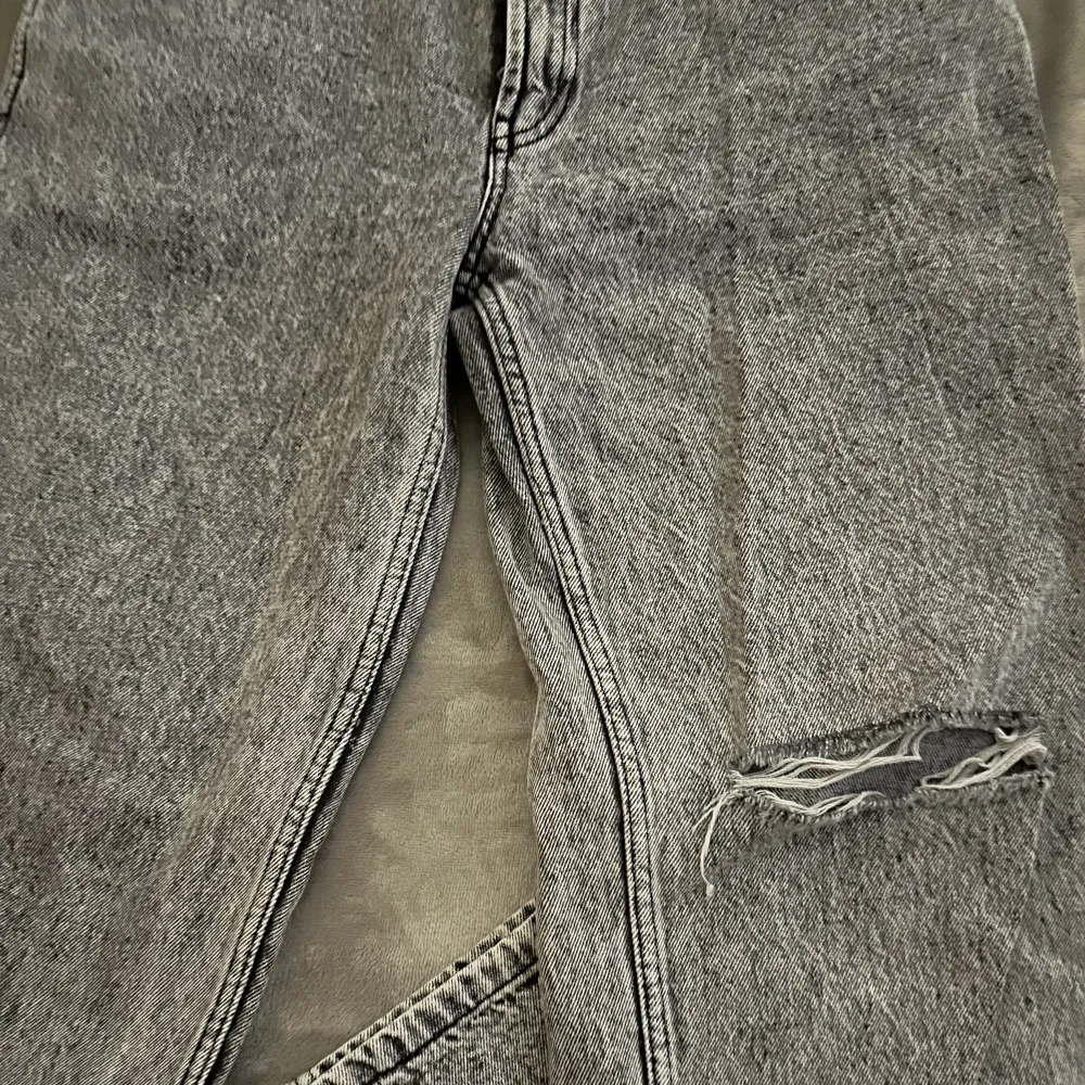 Ett par oanvända gråa low waist jeans, i storlek M är 1,70 och dem går ända ner.. Jeans & Byxor.