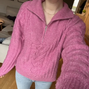 Stickad tröja - Stickad tröja med kort dragkedja ☺️ Som ny!