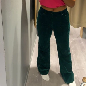 Byxor  - Hej!🫧säljer mina super fina Manchester byxor i en fin grön färg från Carlings💚Använt någon enstaka gång- skick 10/10🫶🏼