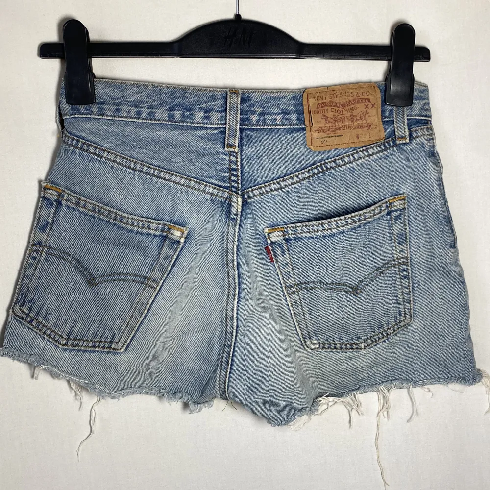 Avklippta jeans shorts från Levis. Längd: 30cm  Skicka DM vid frågor. ☆．。･. Shorts.