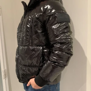 Calvin Klein Jacka - Säljer min Calvin Klein jacka (glansig, Herr) i storlek M, Inga defekter alls, nästan som ny! Köpt förra säsongen. Nypris 3199kr 