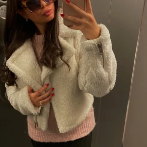 Teddyjacka från nakd  - Superfin Teddy jacka från NA-KD som endast använts ett fåtal gånger, så i princip som ny. Storlek 36, köpt för 699 kr.