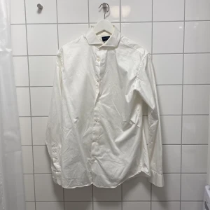 Skjorta - Vit skjorta, fint skick!! Från märket selected homme. 