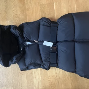 Ny oanvänd dunväst från Aimn - Säljer denna fluffiga nya oanvända (lappar sitter kvar) dunväst från Aimn! Tillhörande midjeband följer med.