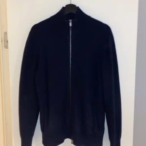 Massimo Dutti full-zip - Massimo Dutti full-zip. Använd fåtalet gånger. Väldigt fint skick 