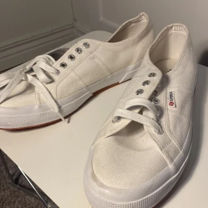 Superga - som nya! - Säljer nu mina fina Supergas i vit - aldrig använda! Stl 44. 