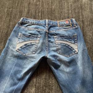 Jätte coola vintage jeans. Midjemått: 40 cm (rätt över) Benmått:102 cm Innerbensmått:85 cm