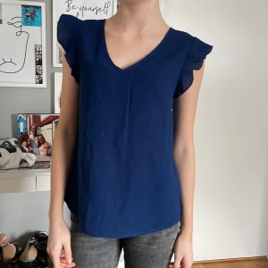 Marinblå blus - Jag säljer denna fina blus, dem är marinblå och från SHEIN, den är i bra skick, och bara använd 2 gånger, säljer den för 40 kr