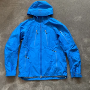 Stellar equipment skaljacka - Stellar equipment skaljacka för skidåkning! Inga skråmor enda felet är en knopp som lossnat på dragkedjan men inget som påverkar något.  Storlek S Nypris 5995kr