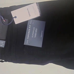Nya Bison jeans i svart och regular fit  - Helt nya kvalitet jeans från danska Bison i superflex kvalitet, regular fit Org prislapp på 800 kr sitter kvar. Obs saknas en knapp, därav extra lågt pris Mitt pris 199 kr plus frakt 