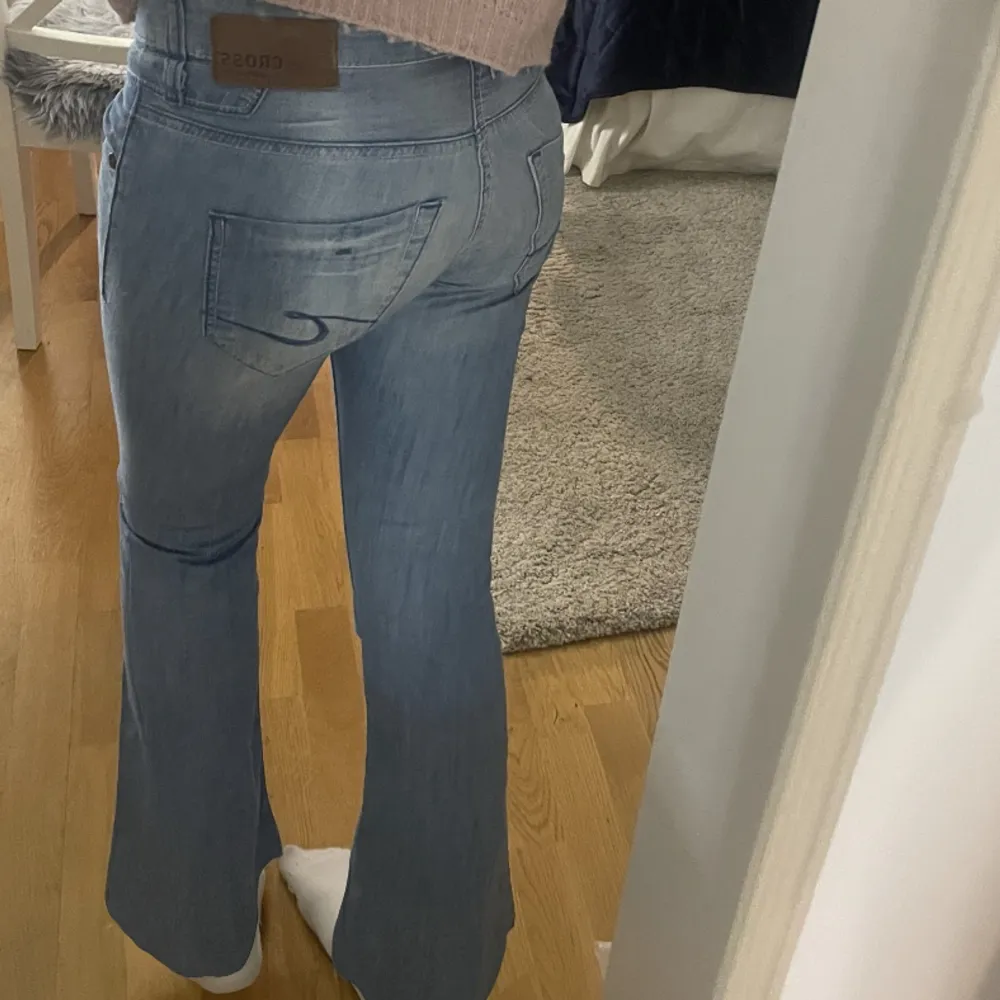 Super fina blåa bootcut jeans!❤️ De är i storlek 25/32. Inga defekter! Midjemått:77cm och innerben:80cm❤️. Jeans & Byxor.