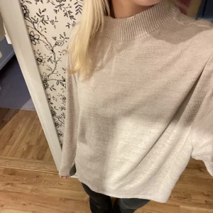 Stickad tröja - Jätte skön stickad tröja från H&M som knappt kommit till använding. 