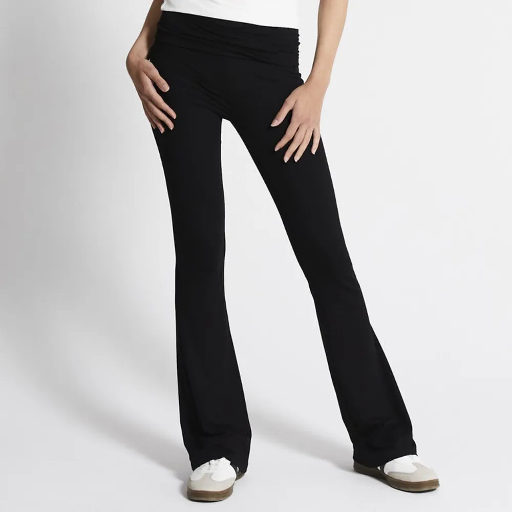Super snygga lågmidjade flared pants. Helt nya med prislappen kvar storlek s 🥰. Jeans & Byxor.