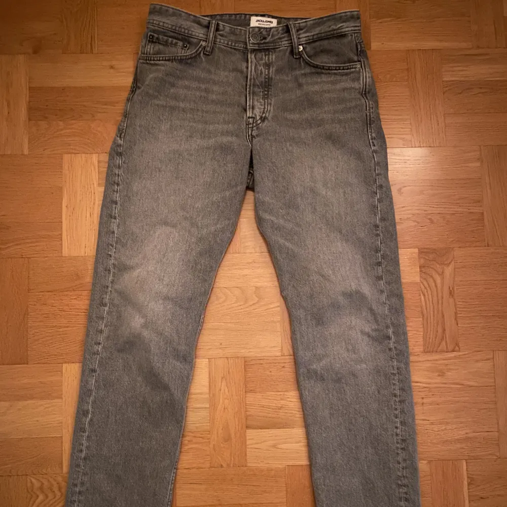 Säljer nu dessa sjukt eftertraktade jeansen från jack & Jones i modellen ”Loose chris”  i bra skick | Storleken är W30 L34 och passar dig bra som är runt (180-190 cm) | Mitt pris: 479kr | Vid funderingar är det bara att skriva. Jeans & Byxor.