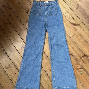 & other stories jeans blå strl 26 S - Använda men i jättefint skick! Storleken är 26 men passar en S!💞