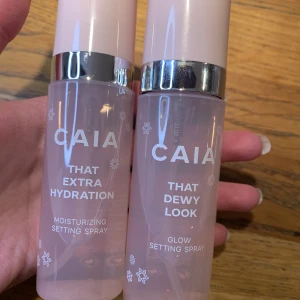 Caia Cosmetics settingspray - Caia helt nya mini ”that extra hydration” och ”that dewy look” setting spray set limited edition från Caias första julkalender. 12 cm och 50 ml i varje