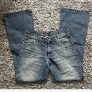 Lågmidjade utsvänga jeans - Säljer dessa lågmidjade utsvängda jeans som jag köpte på Plick men som var försmå för mig💕 innerbenslängden är 80cm och midjemåttet tvärs över är 38. Den har också ett litet hål i grenen, bild vid förfrågan. Priset kan diskuteras och bilderna är lånade💕