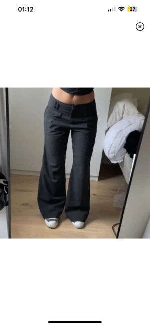 Kostymbyxor  - Säljer dessa jättesnygga vintage kostymbyxor från märket orsay i toppen skick ❤️ Midjemått: 76, innerbenslängd: 77. Bilder från förra ägaren 🫶