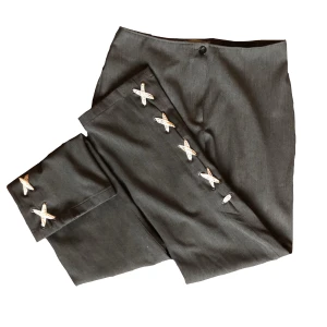 Unika low waisted byxor - Superunika stretchiga low waisted byxor med supersöta detaljer i form av spetsband i korsettknytning.  Innerbenslängd: ca 76/77 cm Midjemått: ca 78/79 cm men de är i ett stretchigt material!