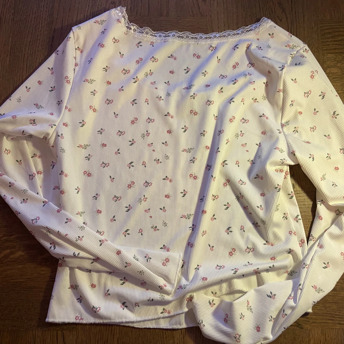 Urringad tröja med spets - 91