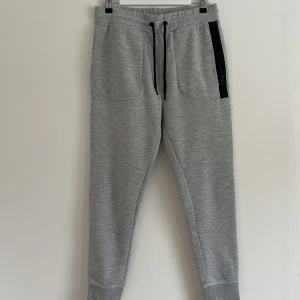 Byxor  - Fina gråa mjukisbyxor från Jack & Jones. Det är använda och är lite noppriga men trots det väldigt fina! ⭐️