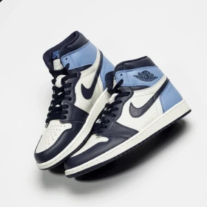 Blåa mid Jordans  - Superfina skor i gott skick, använd ett fåtal ggr. Säljer pga fel storlek för mig (liten defekt på kanten) 💕 (ge förslag om pris)