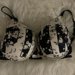 Victoria Secret BH E75 - Jättesöt Victoria Secret BH storlek E75!💓 kommer ej till användning🥰 byter gärna även ut till en glittrig Victoria Secret BH!