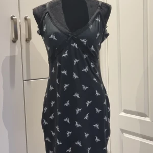 Svart klänning  - Wn svart klänning med tribal fjärilar o spets detaljer  Aldrig använd 